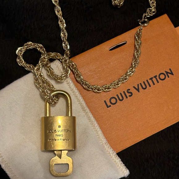 Louis Vuitton Gold Padlock Lock N Key #315 with 18’ Unbranded ROAP Chain - Picture 7 of 13